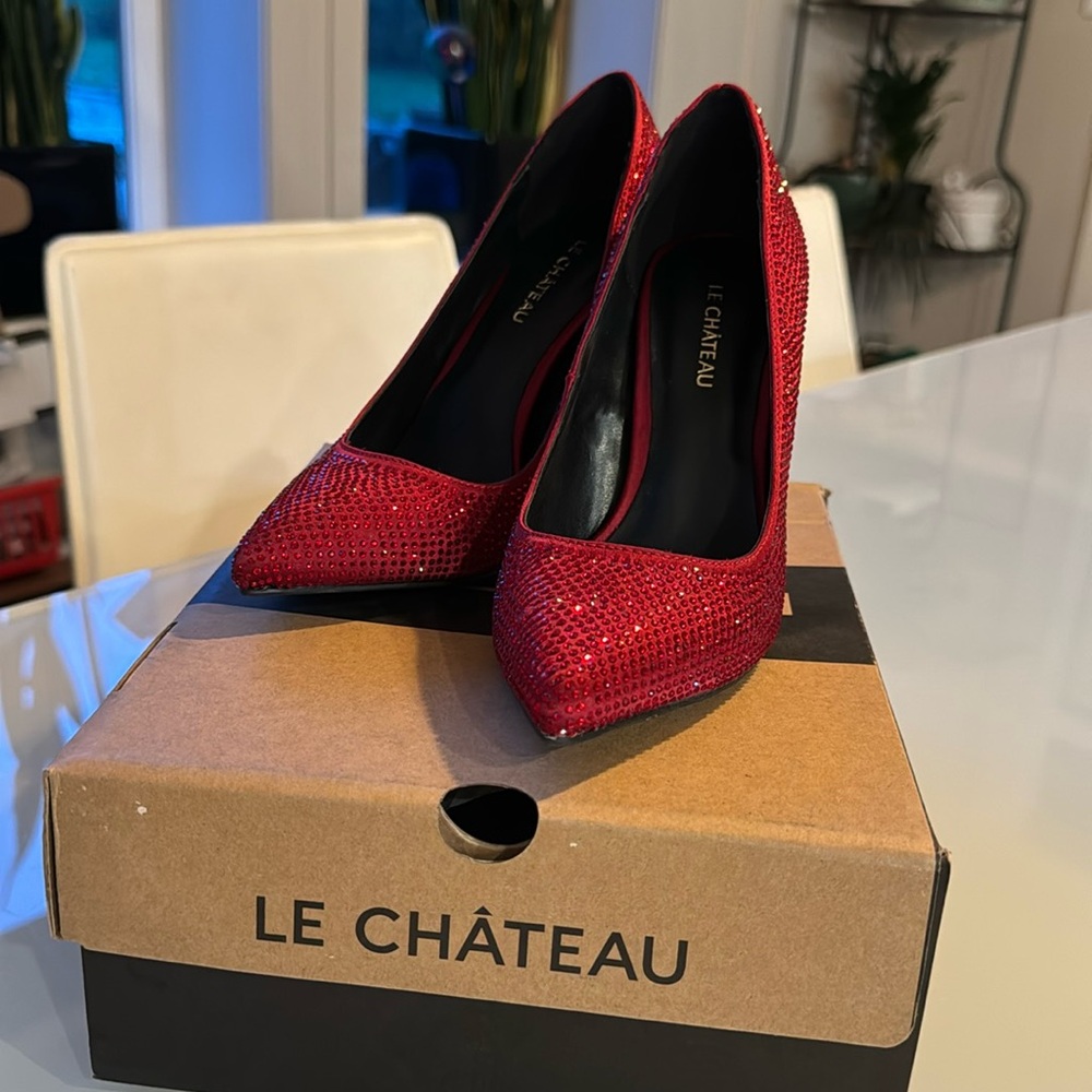 Le Chateau heels - size 6